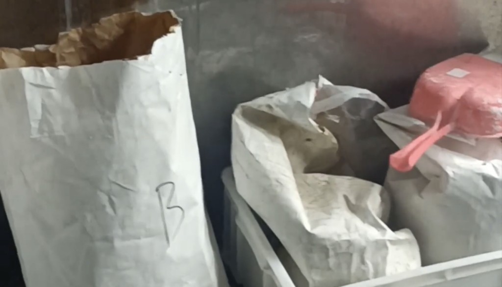 神秘藥粉袋子僅寫上「B」，記者偷偷化驗發現是硼砂。