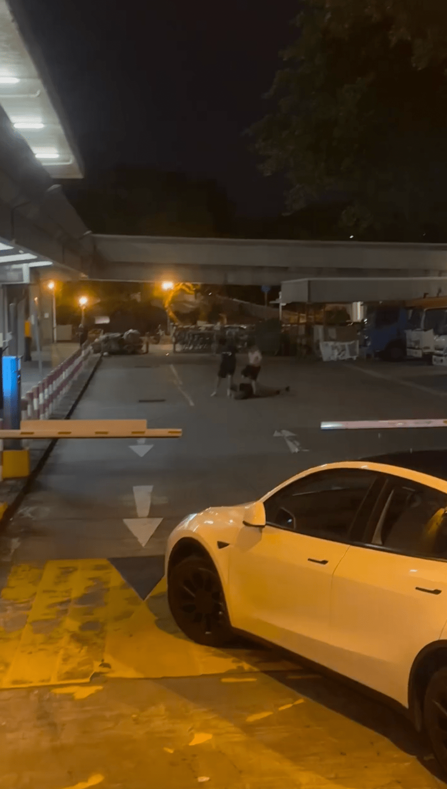 然而片段後半急轉直下,鏡頭轉至停車場內,場面已變成二打一。 然而片段後半急轉直下,鏡頭轉至停車場內,場面已變成二打一。