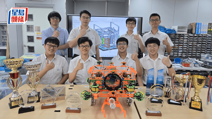 由12名福建中學學生組成的「水底機械人科研隊」。學校提供