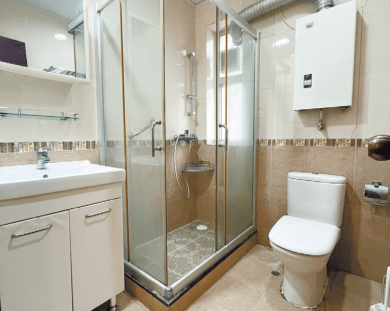浴室保養頗好，設有鏡櫃方便收納。