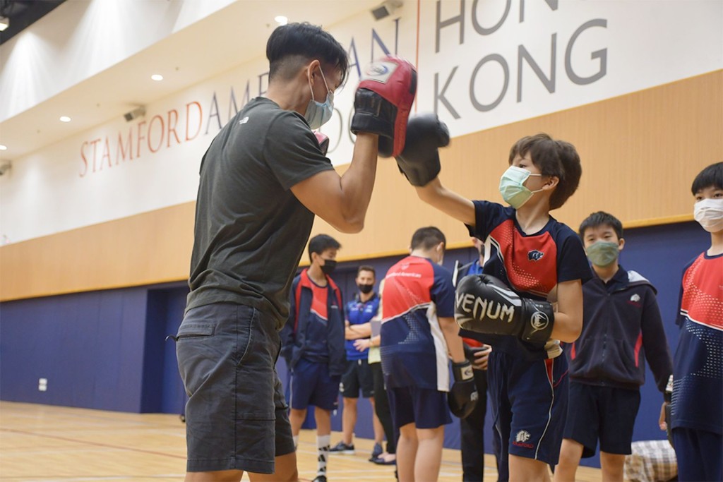 學校特意邀請本地專業業餘運動拳擊手來校為七年級及十年級學生分享專業拳擊技巧。