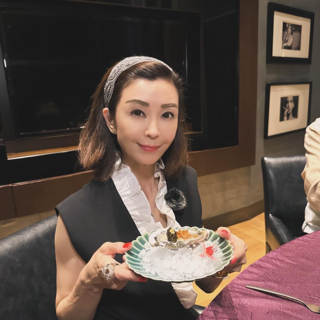 鄧兆尊指集郵女星也不是伍詠薇。