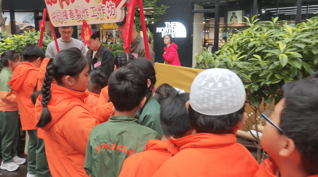 油蔴地街坊會學校的小學生積極參與拓印揮春工作坊。
