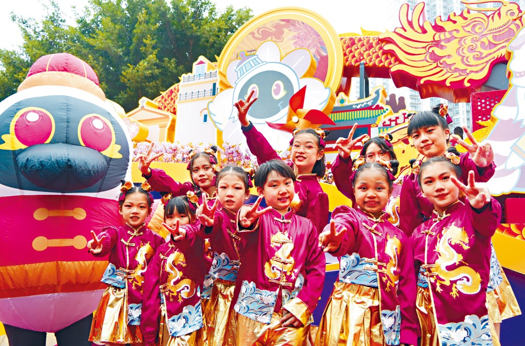 匯演當晚共有9輛龍年花車、29支本地及國際表演隊伍參與。