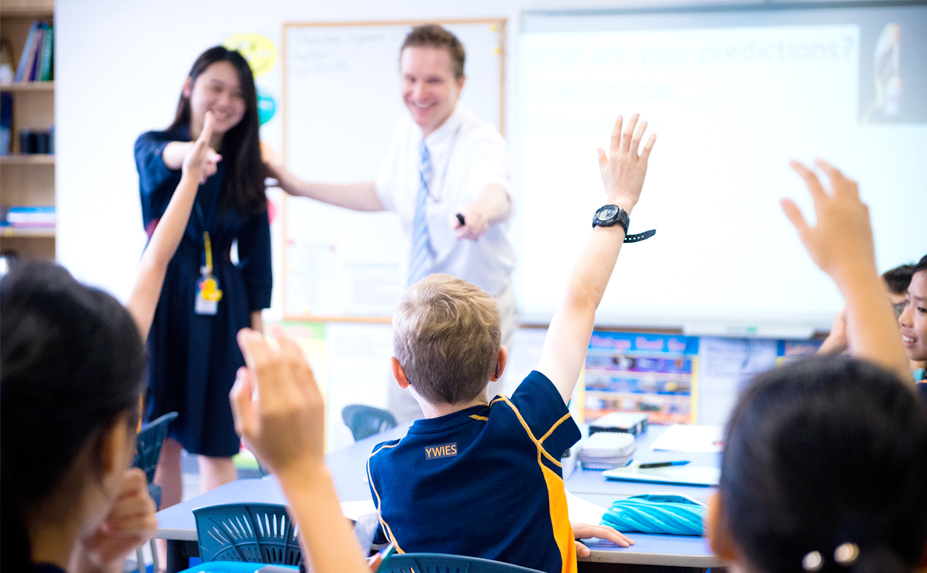耀中耀華的「雙教師制」(co-teaching) 令學生時刻都處於多元文化的薰陶下，學會從不同角度學習事物 