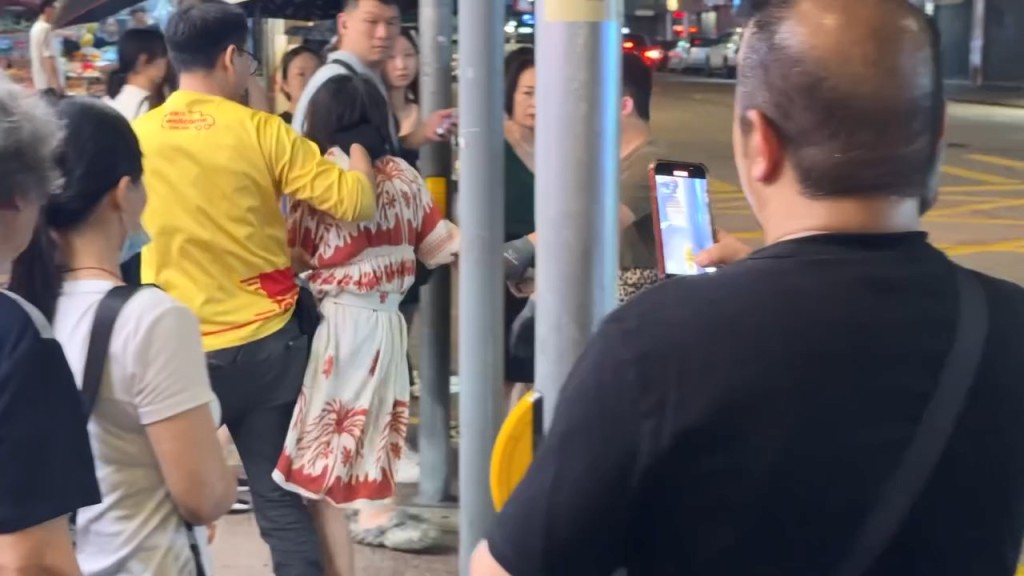 女子當時赤足沒有穿鞋,被職員捏住後頸帶返超市。 女子當時赤足沒有穿鞋,被職員捏住後頸帶返超市。