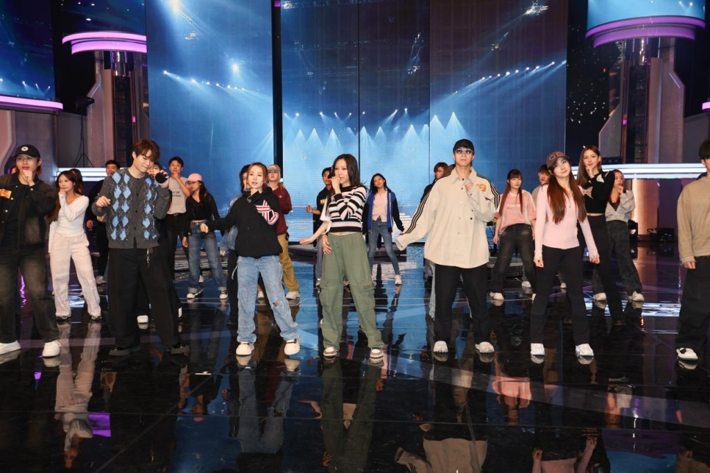 TVB台慶在即,吳業坤(右二)、胡鴻鈞(左)、鍾柔美(右)等在將軍澳電視城綵排 TVB台慶在即,吳業坤(右二)、胡鴻鈞(左)、鍾柔美(右)等在將軍澳電視城綵排