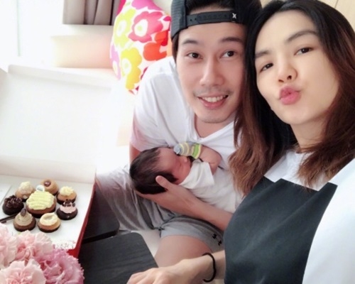 Ella仍在月子中心，幸有老公帶來驚喜賀結婚周年。