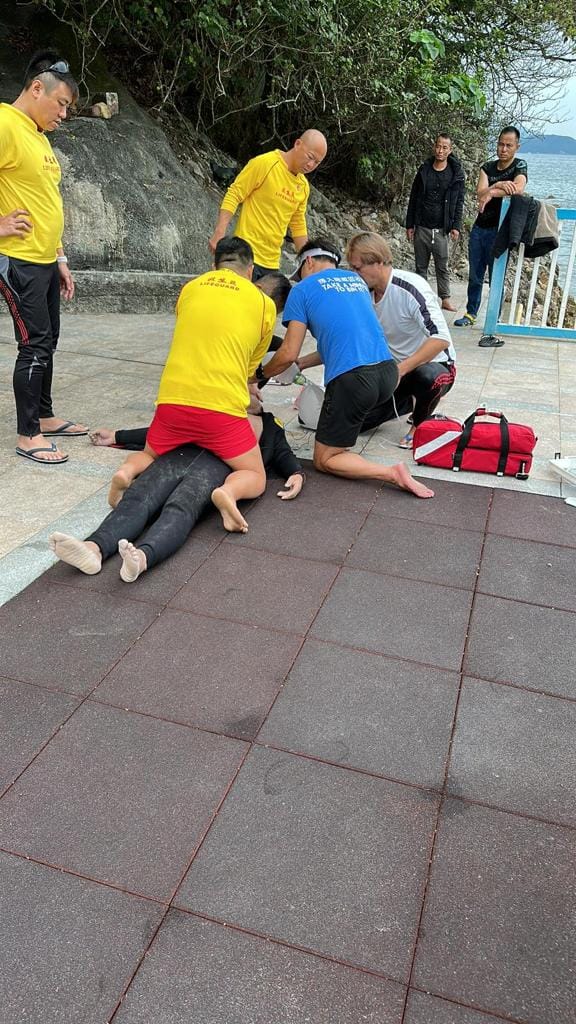 救生员在场急救，惜事主送院后终告不治。港九拯溺员工会fb图片