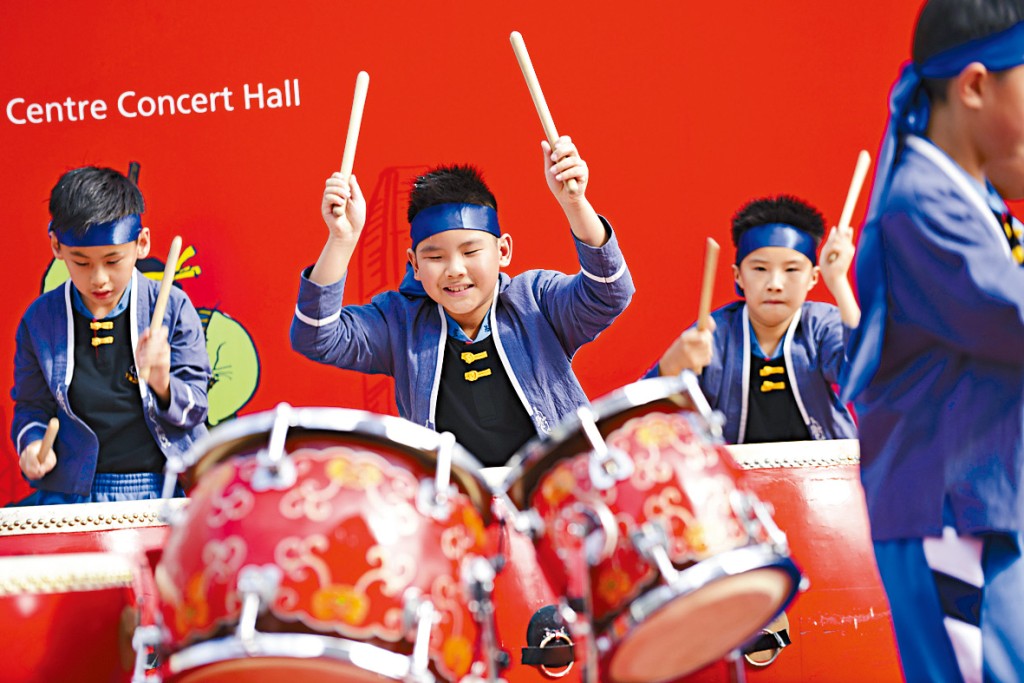 華懋集團和香港中樂團均希望藉着「鼓動心弦  連結世界」活動，將中樂文化傳承至下一代。