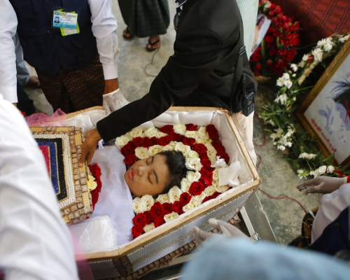 Mya Thwate Thwate Khaing 參加一個反抗軍事政變的集會時，頭部中彈受重傷。AP圖片