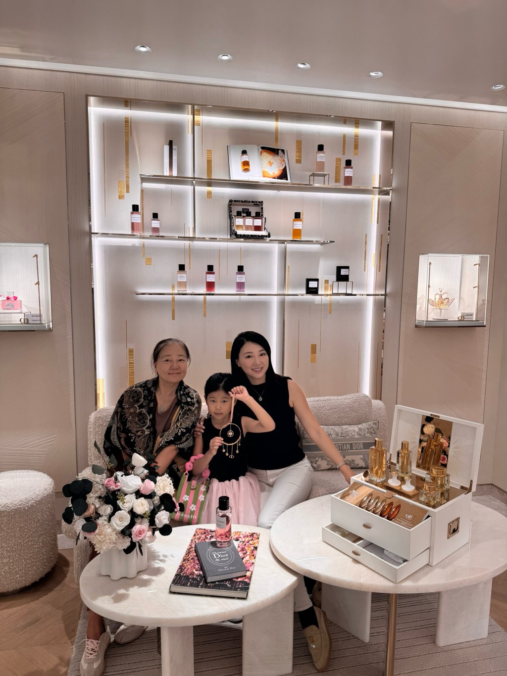 馬賽與媽媽及女兒三代同堂,在Dior店內留下珍貴合照。 馬賽與媽媽及女兒三代同堂,在Dior店內留下珍貴合照。