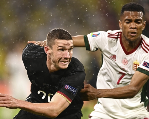 鲁宾高辛斯(左)不满英德大战增加观众人数。 AP