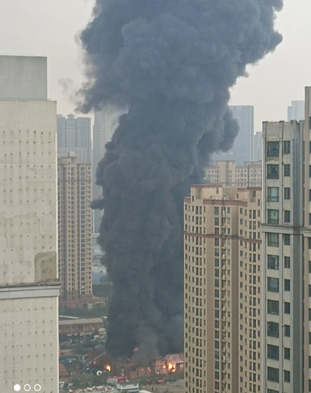 武漢倉庫大火，濃煙滾滾。