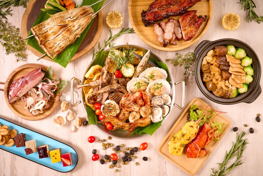 聆渢咖啡廳呈獻海鮮巡禮自助晚餐特設買1送2限時禮遇，1位成人以正價惠顧， 即可攜同1位成人及1位小童免費用膳。（圖片來源：香港黃金海岸酒店）