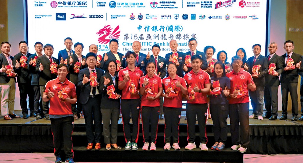 港队代表队与龙舟总会及赞助商大合照。