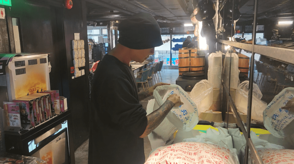 經營西餐廳的Raymond定期抽時間舉辦淨山活動，事前要在餐廳準備膠袋及鐵夾。