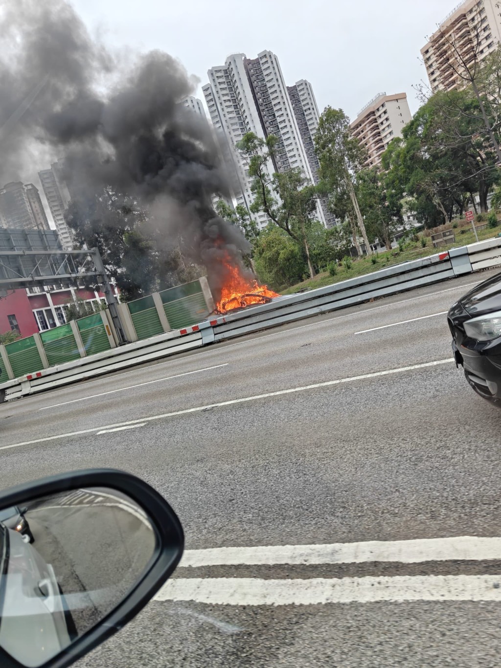 私家車火勢猛烈。fb 車cam L(香港群組) 私家車火勢猛烈。fb 車cam L(香港群組)