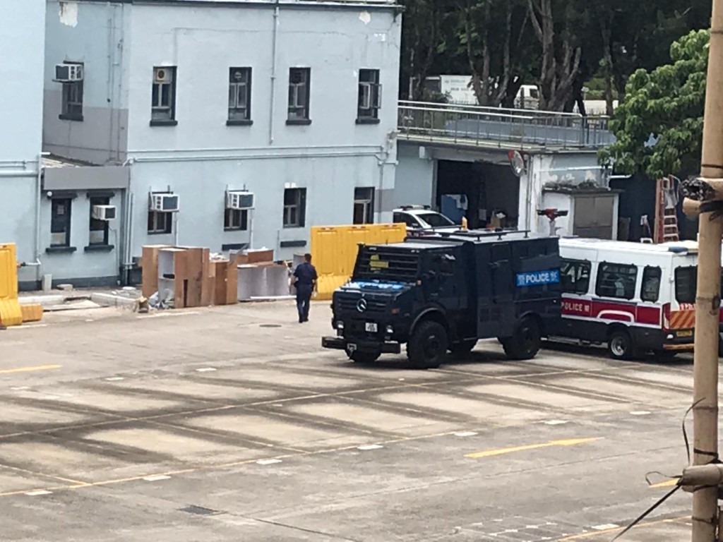 深水埗警署內有裝甲車。