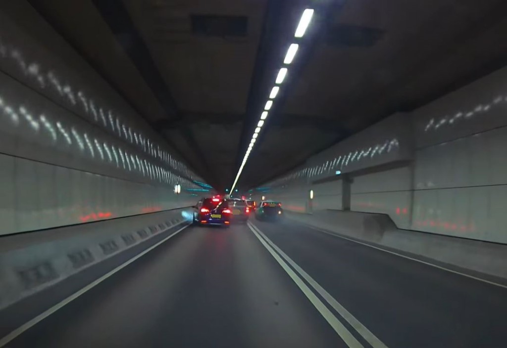 私家車越過旁邊慢線，撼另一藍色私家車。fb屯門公路塞車關注組影片截圖