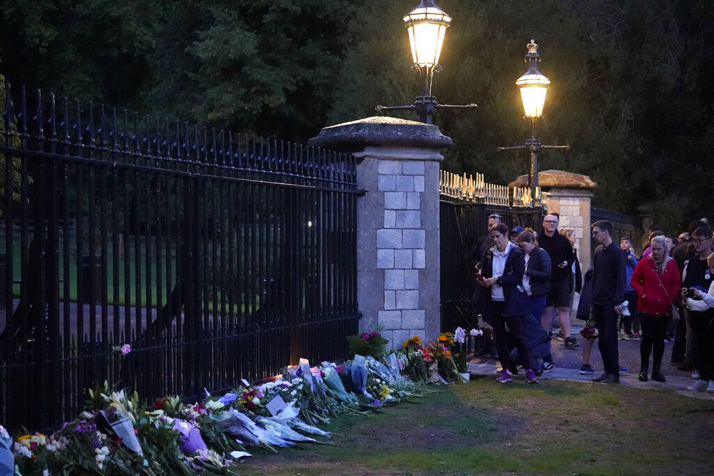 巴尔莫勒尔堡门外同样放满民众吊唁的鲜花。AP图片