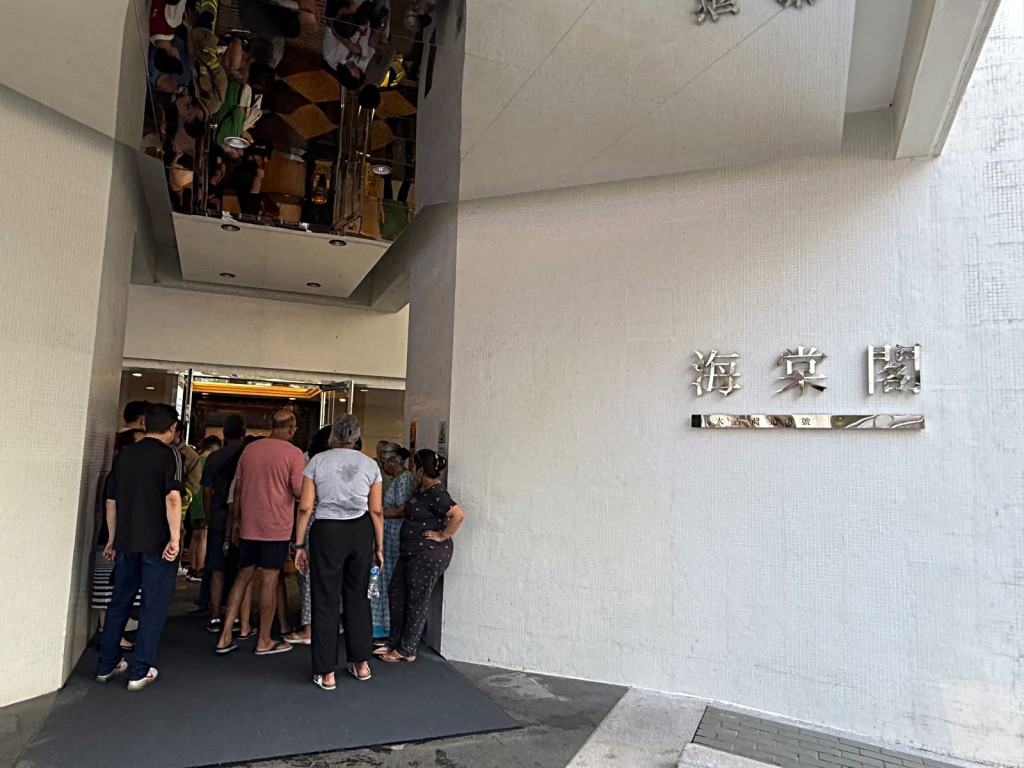 海棠阁冷气机起火。 海棠阁冷气机起火。
