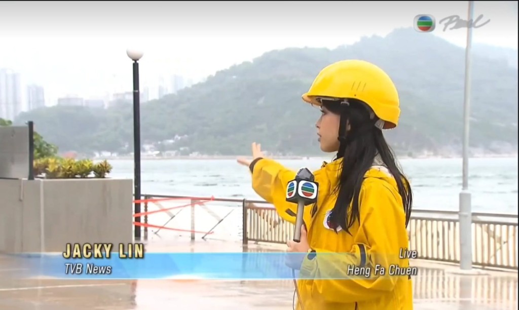 林婷婷在颱風來襲日子亦被派往杏花邨海旁報道市況。