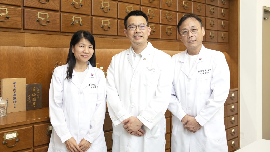 香港中文大學中醫學院的林志秀院長(中)、助理教授冼彥芳(左)及發展部經理陳錦良博士(右)與團隊發表研究,遠紅外線光譜療法為阿茲海默症,提供非入侵式治療方案。