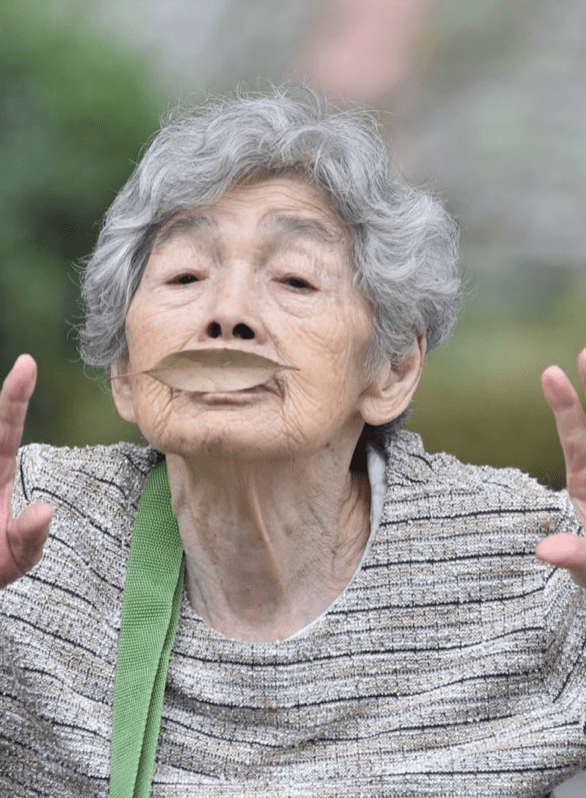 西本本是平凡的家庭主婦,72歲開始玩攝影,以及自學修圖軟件,不僅自始打開一道快樂之門,還在日本收穫大量粉絲,獲封「地表最強阿嬤」稱號。 西本本是平凡的家庭主婦,72歲開始玩攝影,以及自學修圖軟件,不僅自始打開一道快樂之門,還在日本收穫大量粉絲,獲封「地表最強阿嬤」稱號。