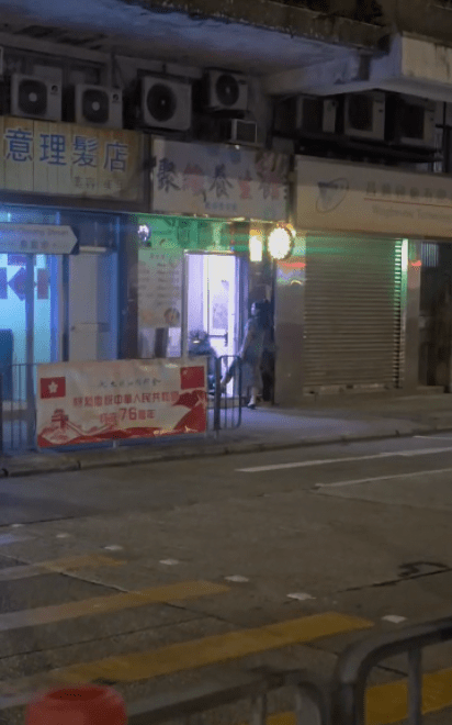 養生館大媽有時還手搖門外風鈴吹哨。 養生館大媽有時還手搖門外風鈴吹哨。