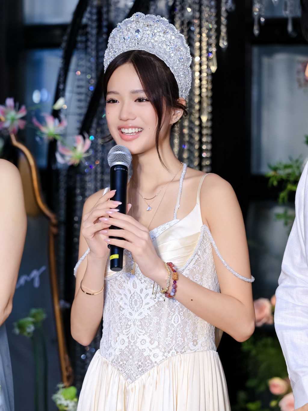 頭戴皇冠的Jaden在派對上發言，感謝到場的親友。