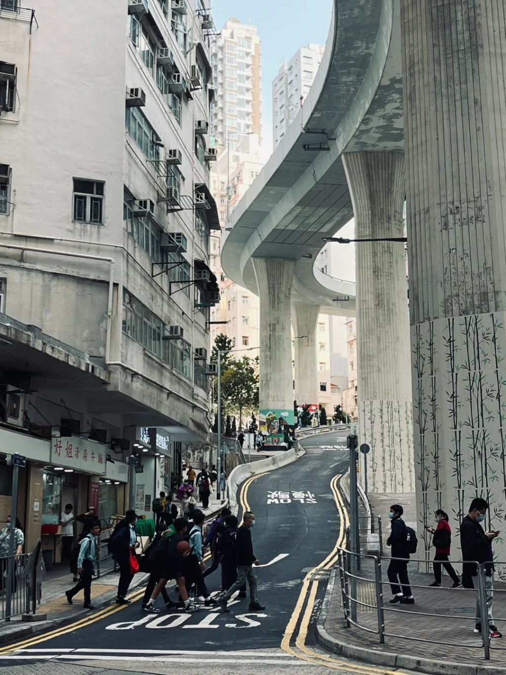 花影恨由廣州移居香港後,居於石塘咀成為一代名歌姬。 花影恨由廣州移居香港後,居於石塘咀成為一代名歌姬。