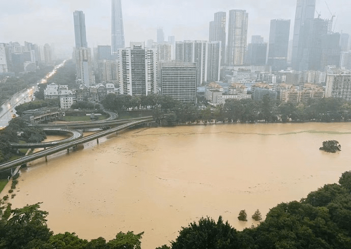 深圳河泛滥，整个城市如泡在水中。