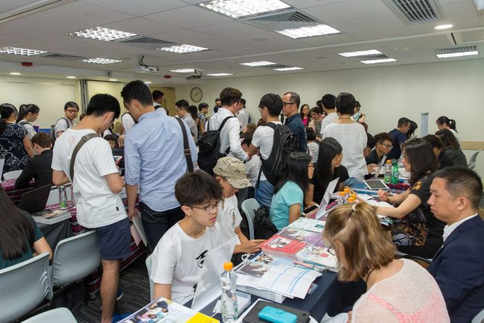 受政治因素影響，很多本地家長及早部署子女到外地升學。（圖片由受訪者提供）