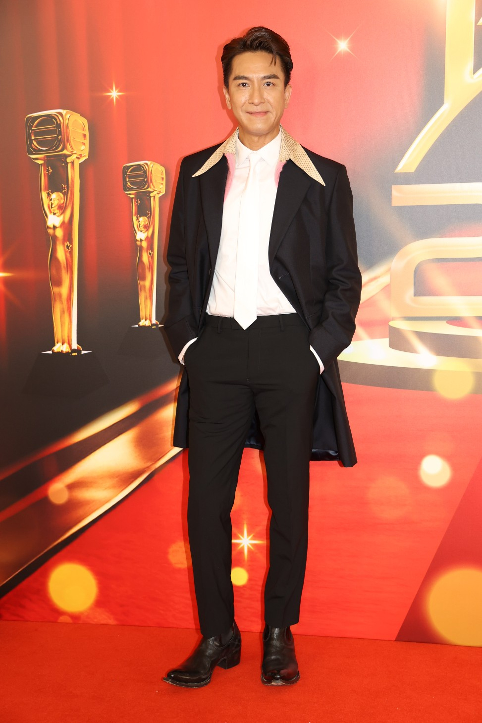 马国明在早前的《万千星辉颁奖礼》夺得「最佳衣著男艺人奖」，衣着就是由老婆汤洛雯拣选！
