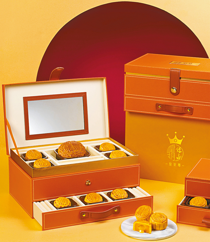 皇至尊月餅禮盒由多種口味月餅組成，其中花膠奶黃月餅名貴養生。