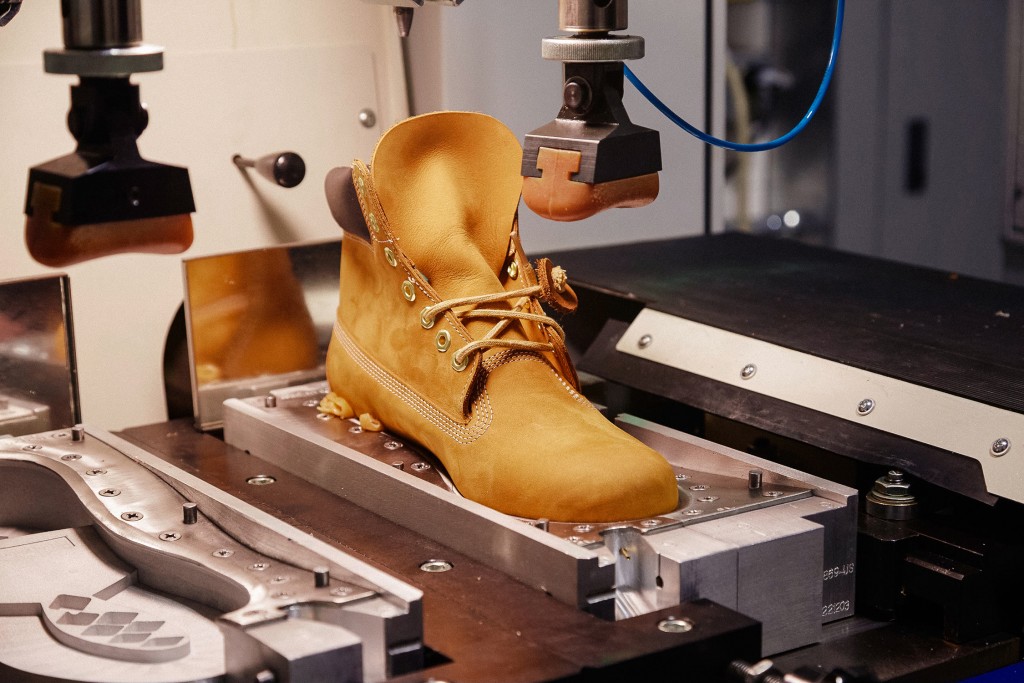 注塑成形技術將鞋底與鞋面完美結合，帶來首對防水的皮革工作靴。