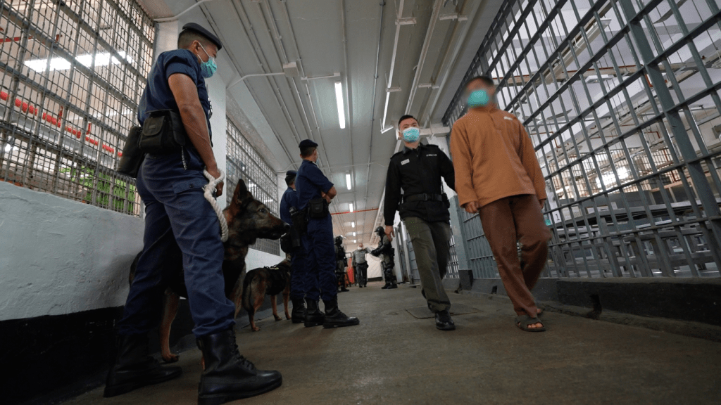 惩教署今日采取行动打击赤柱监狱在囚人士非法活动。政府新闻处图片