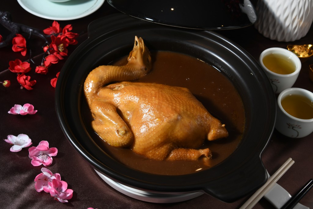 鲍罗万有富贵鸡——精挑细选新鲜三黄鸡作菜，原只鸡肉包着经过焖煮的南非鲍鱼，吃起来分外美味。