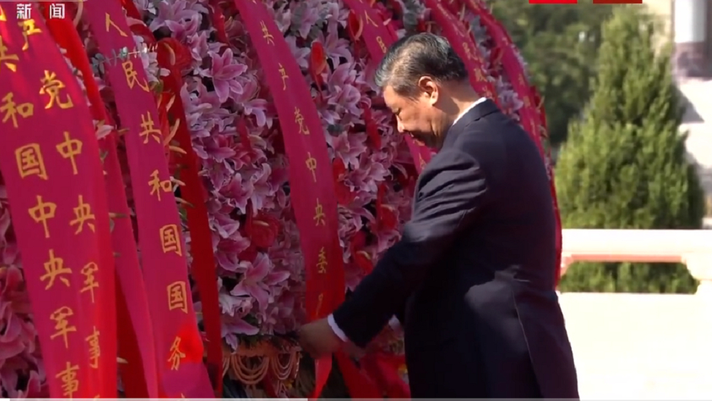 去年的烈日纪念日，国家主席习近平出席敬献花篮仪式。央视截图