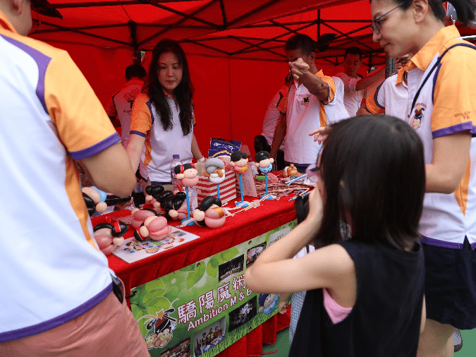 会场更有不同民族机构设计的展览、游戏摊位、古装华服试穿等。