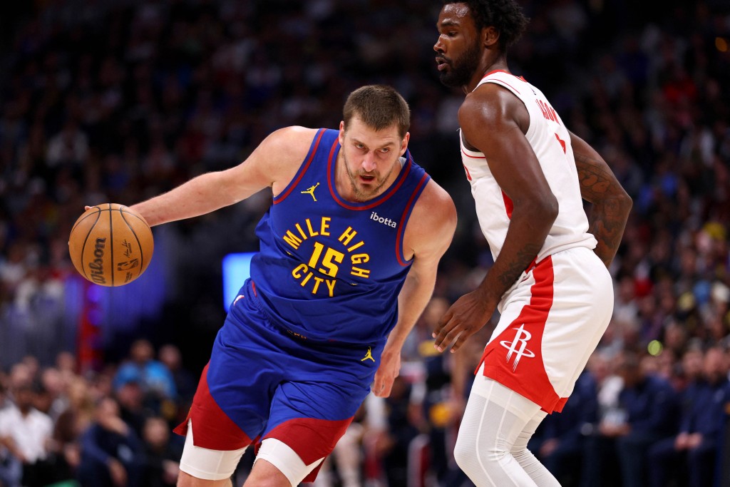 約基治展現其全能身手帶領球隊主場以129:93大勝火箭。法新社