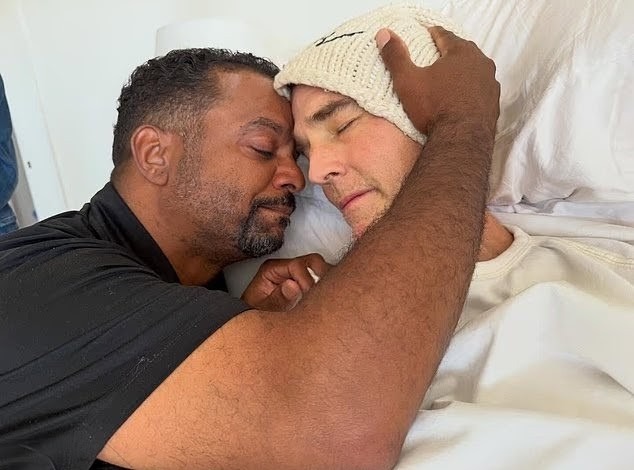 90年代爆紅喜劇《茶煲表哥》男星Alfonso Ribeiro（左）是James的死黨，他在IG上載了與James共度最後時光的照片來紀念故友。
