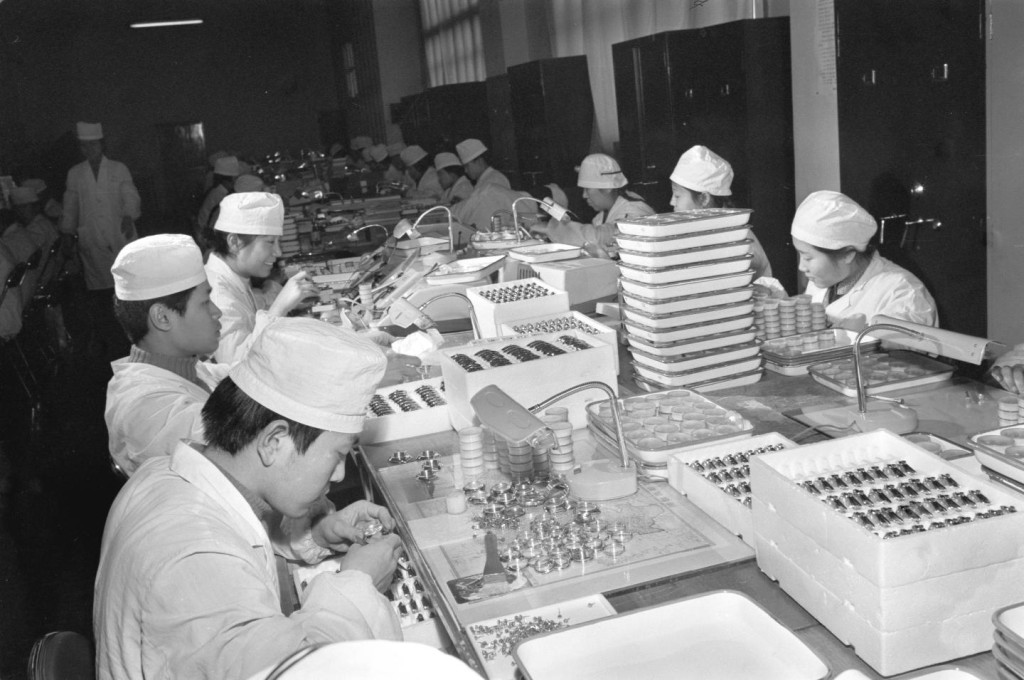 1980年,天津手錶廠裝配車間工人正在裝配海鷗牌手錶。新華社 1980年,天津手錶廠裝配車間工人正在裝配海鷗牌手錶。新華社