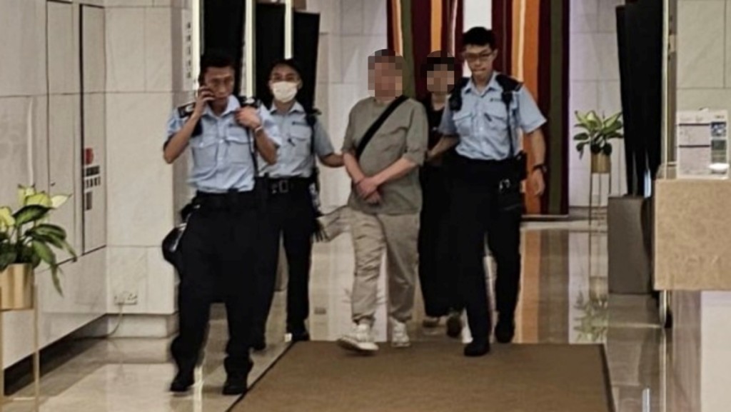 警方到場帶走疑犯。 警方到場帶走疑犯。