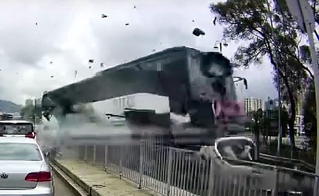 大涌橋路本月4日曾發生涉及校巴的意外。網上圖片