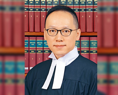 裁判官何俊堯。