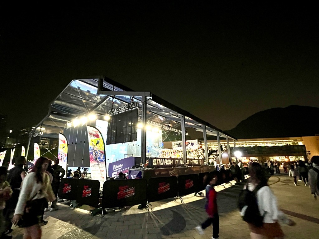 路過的遊人也可以在場外看比賽。徐嘉華攝