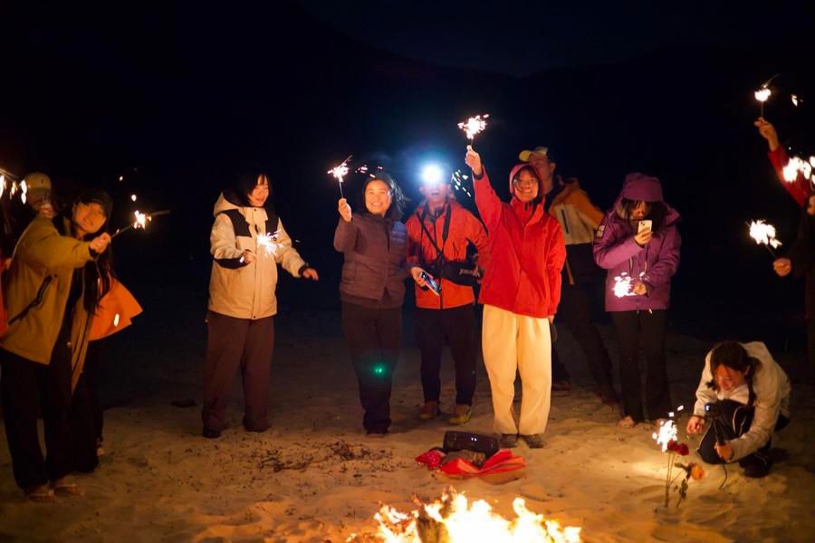 有旅行團主打到西貢露營、遊走麥理浩徑一至二段，以及觀賞破邊洲。雖然介紹頁面並未提及篝火晚會，惟不少人上傳多張篝火相片。