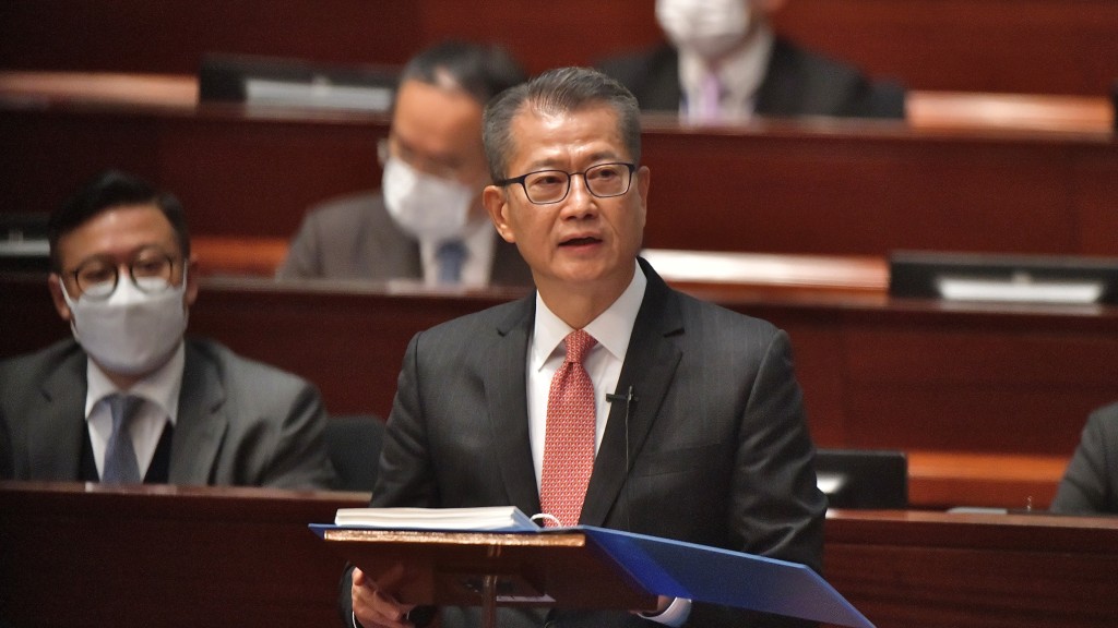 财政司司长陈茂波再在电台节目解说财政预算案。（资料图片）